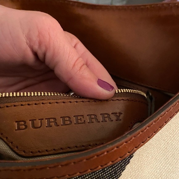 BURBERRY Large Signature Buckle Bag - Picture 11 of 16